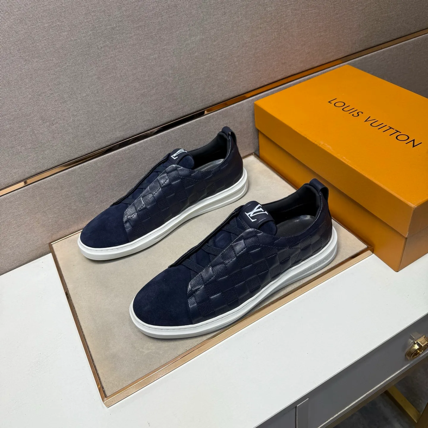 ⬛️Men's shoes 💰p442【LV～】Men's casual shoes 2025z cabinet sales simultaneously 🔶Size: 38-44#️⃣ 🔷2 colors🔜The upper is made of multi-material splicing➕Genuine leather lining, comfortable and breathable, sole: original comfortable and wear-resistant outsole, ⚠️Real shot📱Photographed🎬The real thing is better📢📢📢